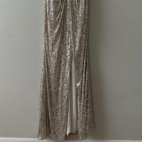 David's Bridal Exclusive- Allover Sequin Pleated V-Neck Gown with Slit Size 6 - Picture 4 of 11